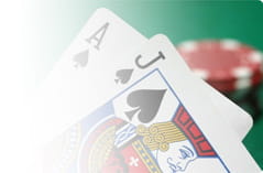 Dos cartas, un as y una jota, en primer plano y, de fondo, difuminado, un montón de fichas rojas sobre un tapete verde. En la parte superior aparece el texto “los mejores casinos con juegos de blackjack” y en la parte inferior, “¡A los 5 mejores!”