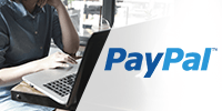 El logo de PayPal y una mujer utilizando un portátil.