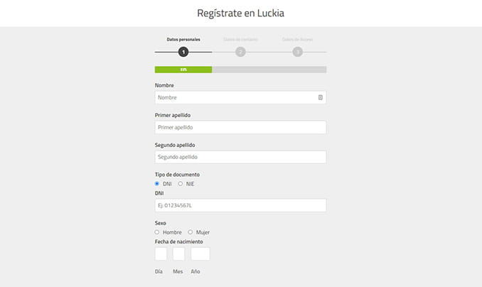 Formulario de registro en el casino Luckia con la información general solicitada (nombre y apellidos, dirección, teléfono, correo electrónico, nombre de usuario, contraseña, fecha de nacimiento, entre otros).