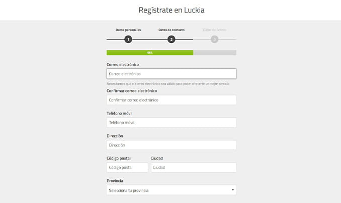 Formulario para depositar fondos en el casino Luckia con tarjeta de crédito u otros métodos alternativos. Aparecen otras casillas como la cantidad que se desea ingresar (100€, 50€ o 25€), el tipo de tarjeta y el botón para confirmar el depósito.