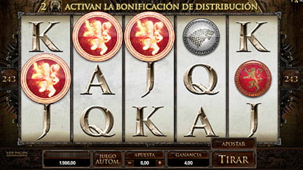 Tablero de la tragaperras Game of Thrones con tres símbolos de la familia Lannister activando la bonificación de distribución.