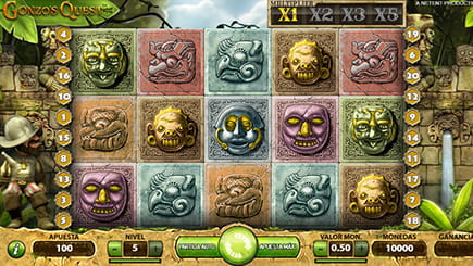Tablero principal de la tragaperras Gonzo's Quest con el simpático personaje al lado.