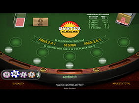 Puesta en juego en una mesa de buster blackjack de Playtech. Las fichas y las cartas están listas para que el jugador haga su apuesta.