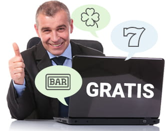 Hombre de traje y corbata señalando que todo está bien con el pulgar; está sentado ante un portátil, en el que se puede leer la palabra gratis.